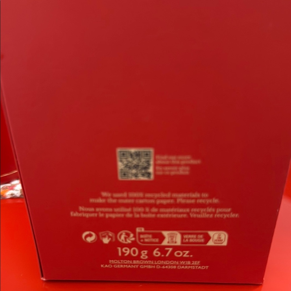 Molton Brown Red Scented Candle - Picture 5 of 6